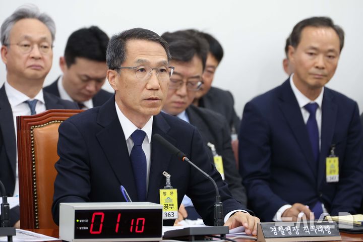 [서울=뉴시스] 조성봉 기자 = 유재성 경찰청장 직무대행이 18일 오전 서울 여의도 국회에서 열린 행정안전위원회 전체회의에서 의원 질의에 답변하고 있다. 2026.05.18. suncho21@newsis.com