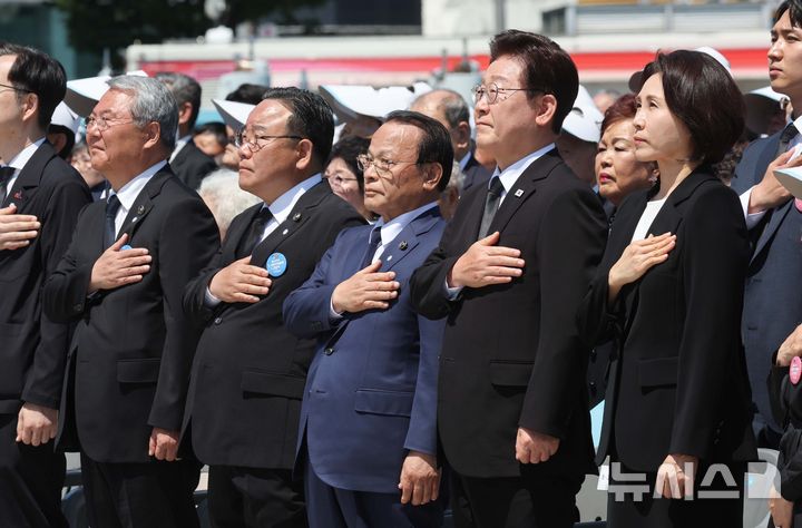 [광주=뉴시스] 고범준 기자 = 이재명 대통령과 김혜경 여사가 18일 광주 동구 5·18민주광장에서 열린 제46주년 5·18민주화운동 기념식에서 참석자들과 국민의례를 하고 있다. 2025.05.18. bjko@newsis.com