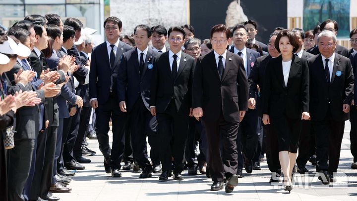 [광주=뉴시스] 고범준 기자 = 이재명 대통령과 김혜경 여사가 18일 광주 동구 5·18민주광장에서 열린 제46주년 5·18민주화운동 기념식에 입장하고 있다. 2025.05.18. bjko@newsis.com