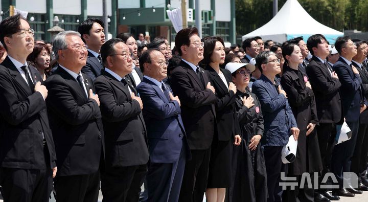[광주=뉴시스] 고범준 기자 = 이재명 대통령과 김혜경 여사가 18일 광주 동구 5·18민주광장에서 열린 제46주년 5·18민주화운동 기념식에서 참석자들과 국민의례를 하고 있다. 2025.05.18. bjko@newsis.com