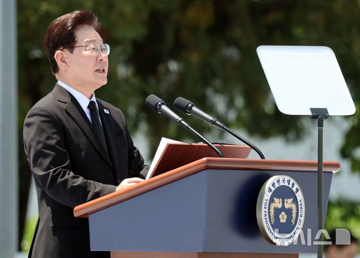 [광주=뉴시스] 고범준 기자 = 이재명 대통령이 18일 광주 동구 5·18민주광장에서 열린 제46주년 5·18민주화운동 기념식에서 기념사를 하고 있다. 2025.05.18. bjko@newsis.com