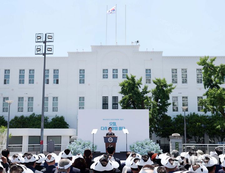 [광주=뉴시스] 고범준 기자 = 이재명 대통령이 18일 광주 동구 5·18민주광장에서 열린 제46주년 5·18민주화운동 기념식에서 기념사를 하고 있다. 2025.05.18. bjko@newsis.com