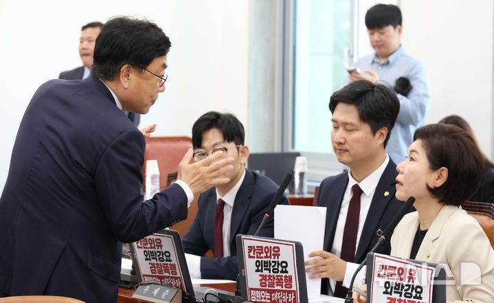 [서울=뉴시스] 조성봉 기자 = 서범수 국회 행안위 국민의힘 간사가 18일 오전 서울 여의도 국회에서 열린 행정안전위원회 전체회의에서 조은희(오른쪽부터), 우재준, 박충권 의원과 대화를 하고 있다. 2026.05.18. suncho21@newsis.com