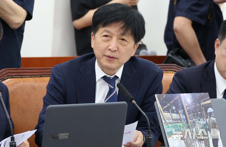 [서울=뉴시스] 조성봉 기자 = 오기형 더불어민주당 의원이 18일 오전 서울 여의도 국회에서 열린 행정안전위원회 전체회의에서 '철근 빠진 GTX 삼성역 공사' 관련 질의를 하고 있다. 2026.05.18. suncho21@newsis.com