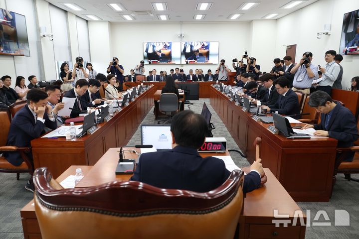 [서울=뉴시스] 조성봉 기자 = 권칠승 국회 행안위원장이 18일 오전 서울 여의도 국회에서 열린 행정안전위원회 전체회의에서 의사봉을 두드리고 있다. 2026.05.18. suncho21@newsis.com