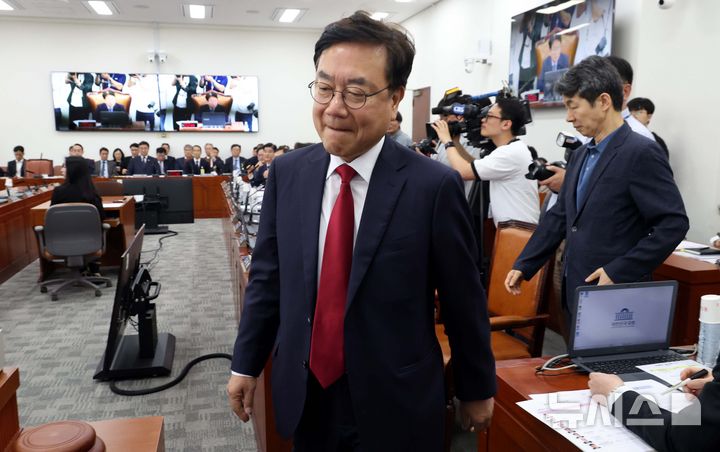 [서울=뉴시스] 조성봉 기자 = 서범수 국회 행안위 국민의힘 간사가 18일 오전 서울 여의도 국회에서 열린 행정안전위원회 전체회의에서 윤건영(오른쪽) 더불어민주당 간사와 회의장 밖에서 대화를 마치고 들어오고 있다.&nbsp; 2026.05.18. suncho21@newsis.com