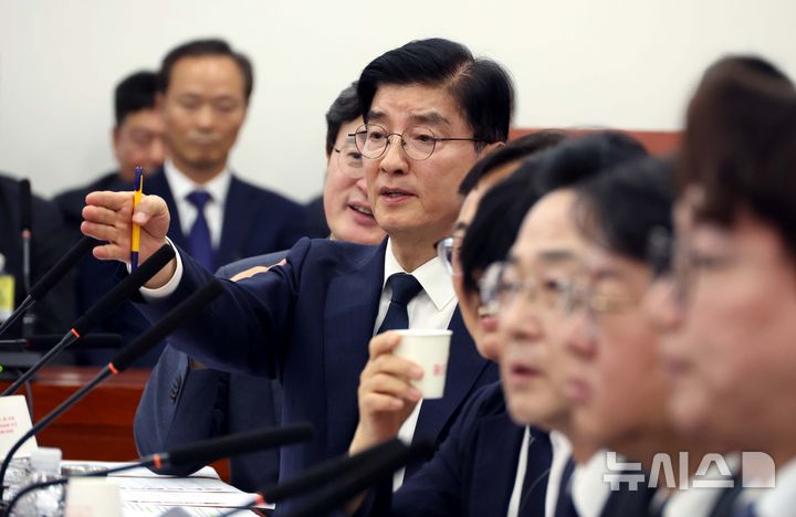 [서울=뉴시스] 조성봉 기자 = 이해식 더불어민주당 의원이 18일 오전 서울 여의도 국회에서 열린 행정안전위원회 전체회의에서 국민의힘 의원들이 노트북에 부착한 '정원오 더불어민주당 서울시장 후보 규탄' 관련 피켓에 대해 항의하고 있다.  2026.05.18. suncho21@newsis.com