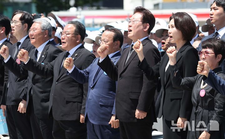 [광주=뉴시스] 고범준 기자 = 이재명 대통령과 김혜경 여사가 18일 광주 동구 5·18민주광장에서 열린 제46주년 5·18민주화운동 기념식에서 참석자들과 '임을 위한 행진곡' 제창을 하고 있다. 2025.05.18. bjko@newsis.com