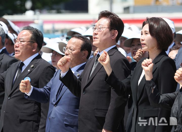 [광주=뉴시스] 고범준 기자 = 이재명 대통령과 김혜경 여사가 18일 광주 동구 5·18민주광장에서 열린 제46주년 5·18민주화운동 기념식에서 참석자들과 '임을 위한 행진곡' 제창을 하고 있다. 2025.05.18. bjko@newsis.com