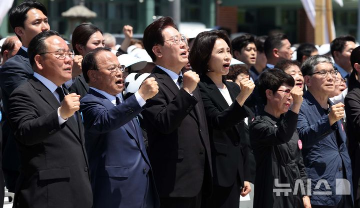 [광주=뉴시스] 고범준 기자 = 이재명 대통령과 김혜경 여사가 18일 광주 동구 5·18민주광장에서 열린 제46주년 5·18민주화운동 기념식에서 참석자들과 '임을 위한 행진곡' 제창을 하고 있다. 2025.05.18. bjko@newsis.com
