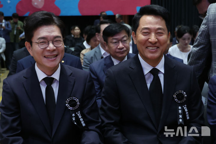 [서울=뉴시스] 권창회 기자 = 정원오(왼쪽) 더불어민주당 서울시장 후보와 오세훈 국민의힘 서울시장 후보가 18일 서울 중구 서울시청에서 열린 5.18민주화운동 제46주년 서울기념식에 참석해 미소짓고 있다. 2026.05.18. kch0523@newsis.com