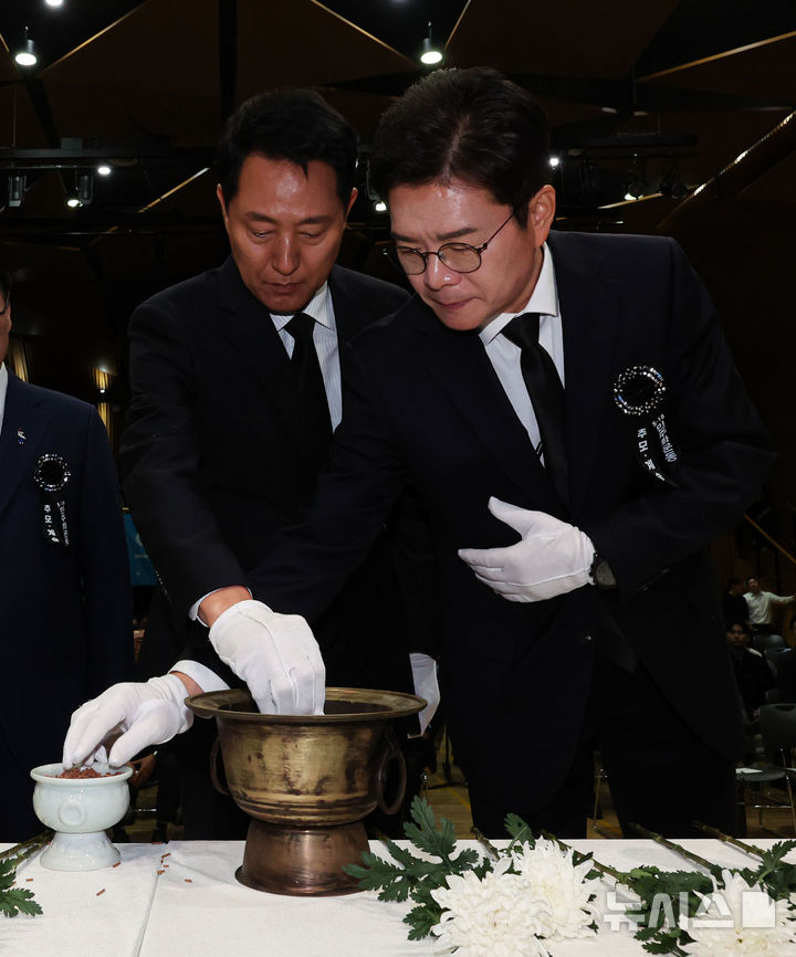 [서울=뉴시스] 권창회 기자 = 정원오(오른쪽) 더불어민주당 서울시장 후보와 오세훈 국민의힘 서울시장 후보가 18일 서울 중구 서울시청에서 열린 5.18민주화운동 제46주년 서울기념식에서 헌화한 뒤 분향하고 있다. 2026.05.18. kch0523@newsis.com