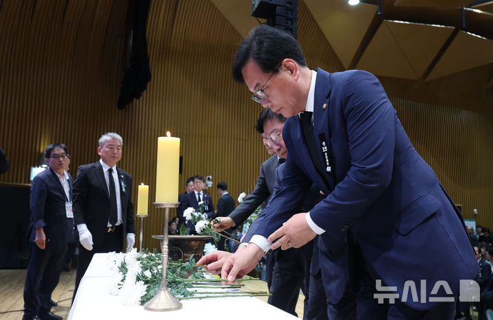 [서울=뉴시스] 권창회 기자 = 송언석 국민의힘 원내대표가 18일 서울 중구 서울시청에서 열린 5.18민주화운동 제46주년 서울기념식에서 헌화하고 있다. 2026.05.18. kch0523@newsis.com