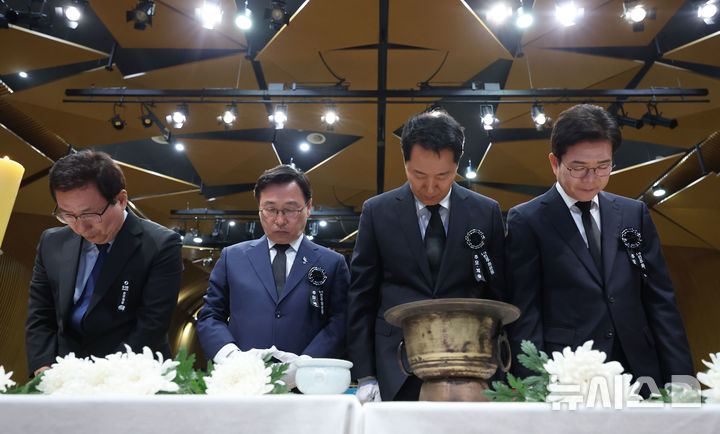 [서울=뉴시스] 권창회 기자 = 정원오(오른쪽) 더불어민주당 서울시장 후보와 오세훈 국민의힘 서울시장 후보, 정근식 서울시교육감 후보가 18일 서울 중구 서울시청에서 열린 5.18민주화운동 제46주년 서울기념식에 참석해 헌화한 뒤 묵념하고 있다. 2026.05.18. kch0523@newsis.com