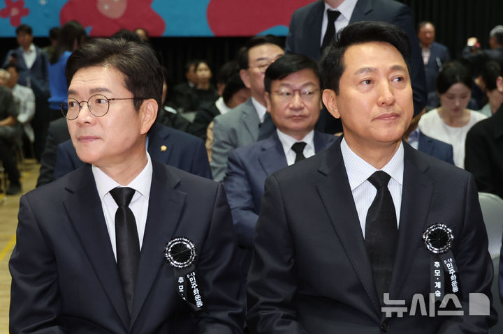 [서울=뉴시스] 권창회 기자 = 정원오(왼쪽) 더불어민주당 서울시장 후보와 오세훈 국민의힘 서울시장 후보가 18일 서울 중구 서울시청에서 열린 5.18민주화운동 제46주년 서울기념식에 참석해 서로 다른곳을 보고 있다. 2026.05.18. kch0523@newsis.com