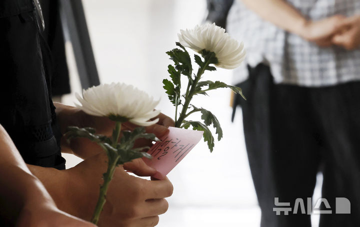 [서울=뉴시스] 김혜진 기자 = 구의역 스크린도어 사고 10주기인 18일 서울 광진구 구의역에서 공공운수노조원들이 사고현장을 찾아 추모 행사를 하고 있다. 2026.05.18. jini@newsis.com