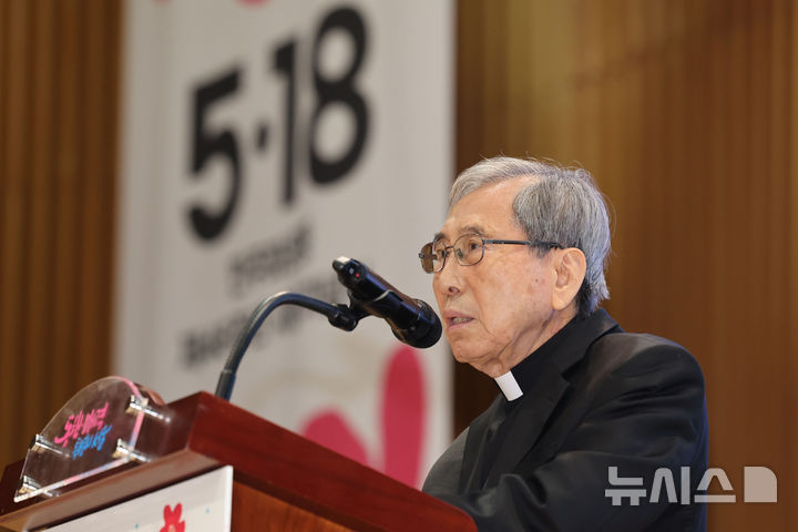 [서울=뉴시스] 권창회 기자 = 함세웅 민족문제연구소 이사장이 18일 서울 중구 서울시청에서 열린 5.18민주화운동 제46주년 서울기념식에서 추모사를 하고 있다. 2026.05.18. kch0523@newsis.com