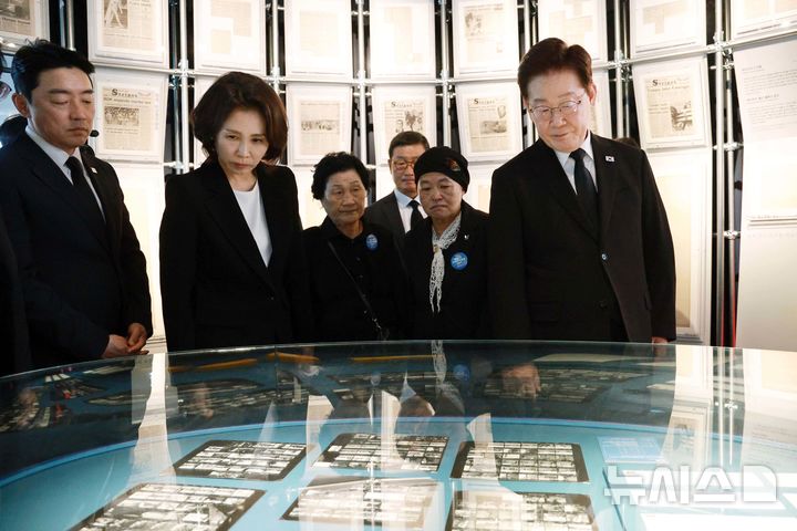 [광주=뉴시스] 고범준 기자 = 이재명 대통령과 김혜경 여사가 18일 광주 동구 옛 전남도청에 개관한 전시실을 살펴보고 있다.5·18 당시 최후 항쟁지로 역사적 의미를 지닌 '옛 전남도청'은 원형 복원 공사가 시작됐고, 최근 복원 작업을 마치고 다시 문을 열게 됐다. 2026.05.18. bjko@newsis.com