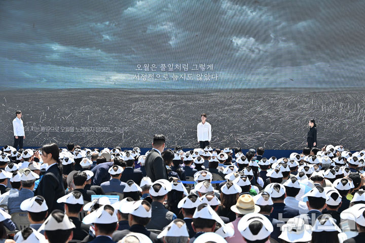 [광주=뉴시스] 이영주 기자 = 5·18민주화운동 제46주기인 18일 오전 광주 동구 5·18기념광장에서 열린 5·18 제46주년 정부기념식에서 기념공연 시 낭독극이 펼쳐지고 있다. 2026.05.18.leeyj2578@newsis.com