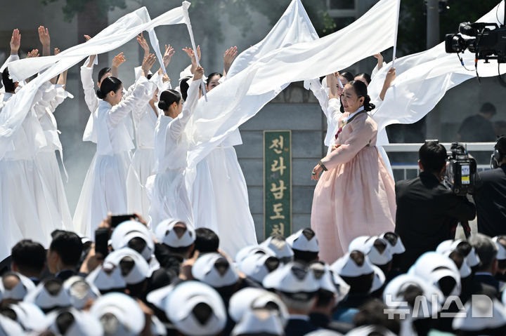 [광주=뉴시스] 이영주 기자 = 5·18민주화운동 제46주기인 18일 오전 광주 동구 5·18기념광장에서 열린 5·18 제46주년 정부기념식에서 옛 전남도청 복원을 축하하는 기념공연이 펼쳐지고 있다. 2026.05.18.leeyj2578@newsis.com