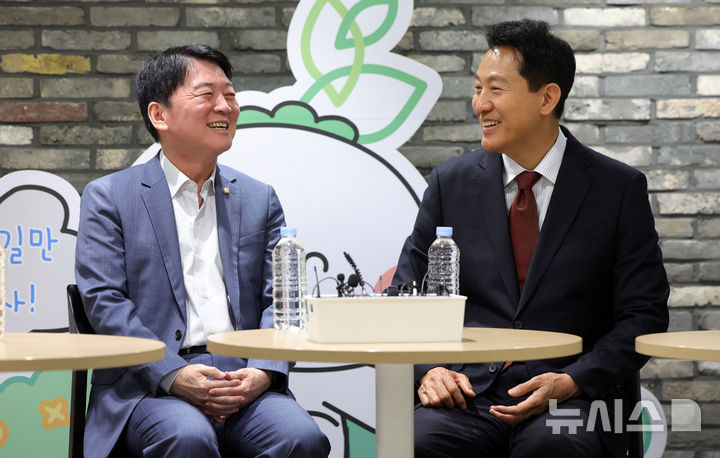 [서울=뉴시스] 홍효식 기자 = 국민의힘 오세훈 서울시장 후보와 안철수 의원이 18일 서울 영등포구 청년취업사관학교 영등포캠퍼스를 방문해 간담회을 열고 학생들의 의견을 청취하며 웃고 있다. 2026.05.18. yesphoto@newsis.com