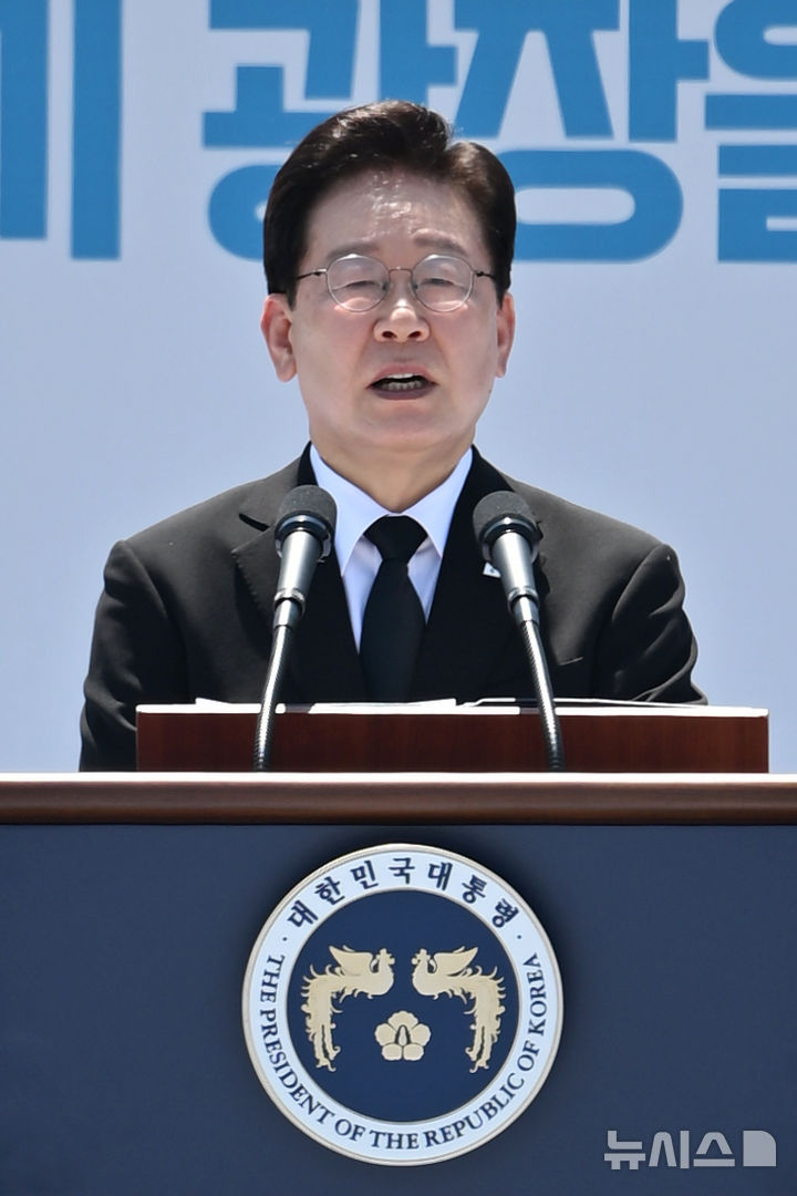 [광주=뉴시스] 이영주 기자 = 이재명 대통령이 5·18민주화운동 제46주기인 18일 오전 광주 동구 5·18기념광장에서 열린 5·18 제46주년 정부기념식에 참석해 발언하고 있다. 2026.05.18.leeyj2578@newsis.com