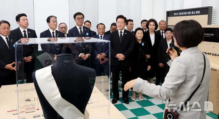 [광주=뉴시스] 고범준 기자 = 이재명 대통령과 김혜경 여사가 18일 광주 동구 옛 전남도청에 개관한 전시실을 살펴보고 있다. 5·18 당시 최후 항쟁지로 역사적 의미를 지닌 '옛 전남도청'은 원형 복원 공사가 시작됐고, 최근 복원 작업을 마치고 다시 문을 열게 됐다. 2026.05.18. bjko@newsis.com