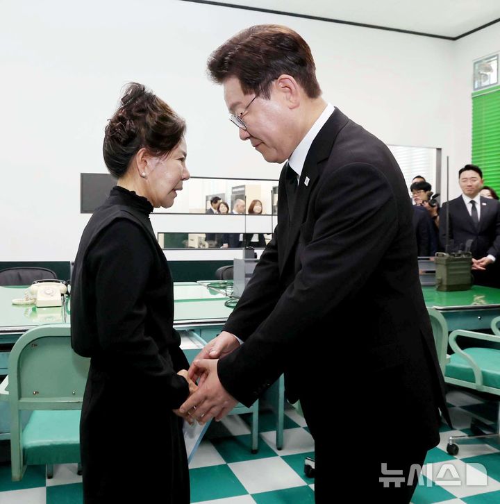 [광주=뉴시스] 고범준 기자 = 이재명 대통령이 18일 광주 동구 옛 전남도청에서 열린 전시관 개관식에서 시민군 마지막 새벽방송 당사자 박영순 씨와 인사하고 있다.5·18 당시 최후 항쟁지로 역사적 의미를 지닌 '옛 전남도청'은 원형 복원 공사가 시작됐고, 최근 복원 작업을 마치고 다시 문을 열게 됐다. 2026.05.18. bjko@newsis.com