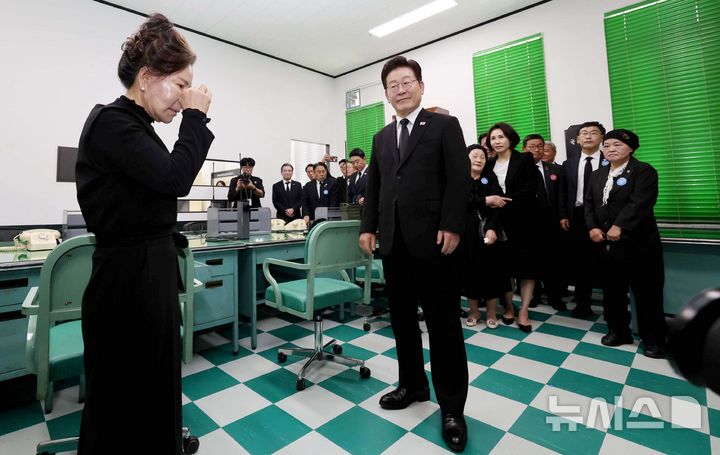 [광주=뉴시스] 고범준 기자 = 이재명 대통령과 김혜경 여사가 18일 광주 동구 옛 전남도청에서 열린 전시관 개관식에서 시민군 마지막 새벽방송 당사자 박영순 씨와 대화하고 있다. 5·18 당시 최후 항쟁지로 역사적 의미를 지닌 '옛 전남도청'은 원형 복원 공사가 시작됐고, 최근 복원 작업을 마치고 다시 문을 열게 됐다. 2026.05.18. bjko@newsis.com