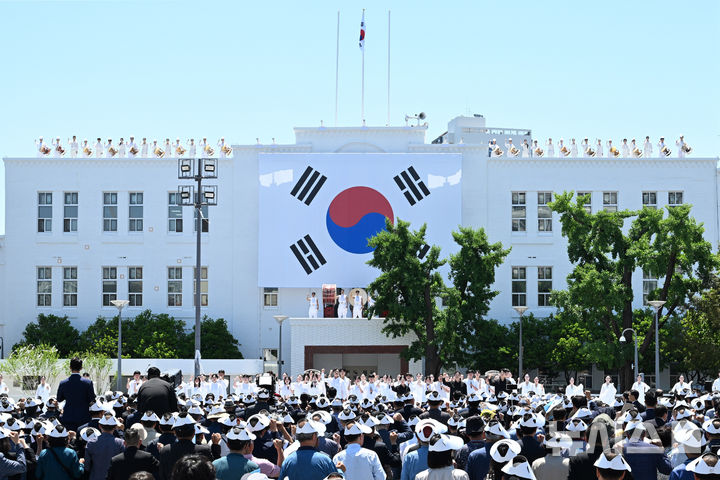 [광주=뉴시스] 이영주 기자 = 18일 오전 광주 동구 5·18 민주광장에서 열린 제46주년 5·18민주화운동 정부기념식 도중 시민들이 '님을 위한 행진곡'을 제창하고 있다. 2026.05.18. leeyj2578@newsis.com