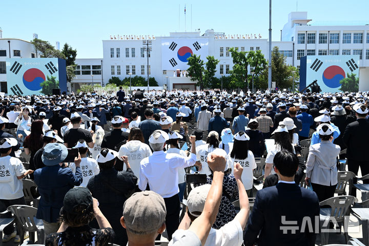 [광주=뉴시스] 이영주 기자 = 18일 오전 광주 동구 5·18 민주광장에서 열린 제46주년 5·18민주화운동 정부기념식 도중 시민들이 '님을 위한 행진곡'을 제창하고 있다. 2026.05.18. leeyj2578@newsis.com