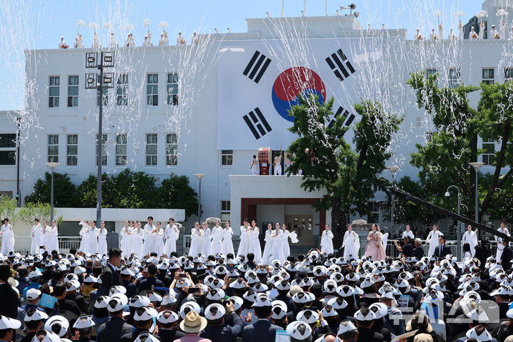 [광주=뉴시스] 이영주 기자 = 18일 오전 광주 동구 5·18민주광장에서 열린 제46주년 5·18민주화운동 정부기념식 도중 폭죽과 함께 옛 전남도청 본관에 태극기가 내걸리고 있다. 2026.05.18. leeyj2578@newsis.com