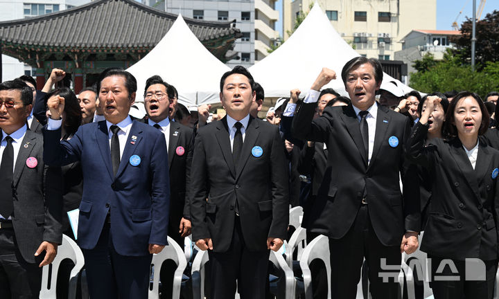[광주=뉴시스] 광주전남사진기자단 = 장동혁(가운데) 국민의힘 당대표가 18일 오전 광주 동구 5·18민주광장에서 열린 제46주년 5·18민주화운동 정부기념식 참석 도중 님을 위한 행진곡 제창 과정에서 꼿꼿이 선 상태에서 노래를 부르고 있다. 2026.05.18. photo@newsis.com