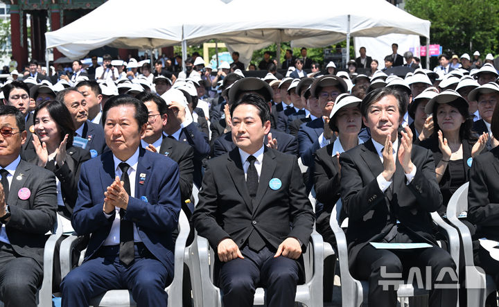 [광주=뉴시스] 광주전남사진기자단 = 장동혁(가운데) 국민의힘 당대표가 18일 오전 광주 동구 5·18민주광장에서 열린 제46주년 5·18민주화운동 정부기념식 참석 도중 이재명 대통령의 기념사에 별다른 반응을 보이지 않고 있다. 2026.05.18. photo@newsis.com
