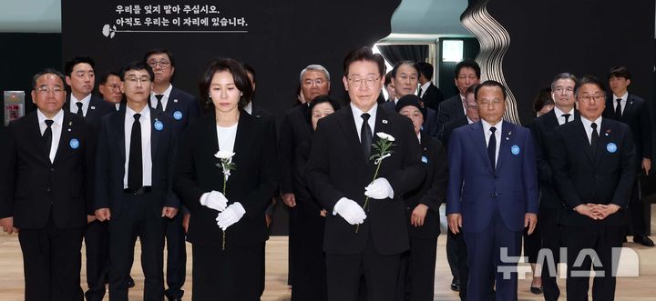 [광주=뉴시스] 고범준 기자 = 이재명 대통령과 김혜경 여사가 18일 광주 동구 옛 전남도청 상무관에서 헌화하고 있다. 5·18 당시 최후 항쟁지로 역사적 의미를 지닌 '옛 전남도청'은 원형 복원 공사가 시작됐고, 최근 복원 작업을 마치고 다시 문을 열게 됐다. 2026.05.18. bjko@newsis.com