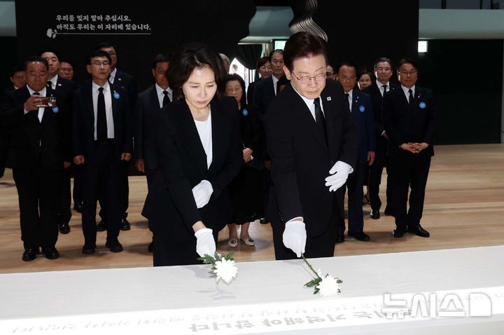[광주=뉴시스] 고범준 기자 = 이재명 대통령과 김혜경 여사가 18일 광주 동구 옛 전남도청 상무관에서 헌화하고 있다. 5·18 당시 최후 항쟁지로 역사적 의미를 지닌 '옛 전남도청'은 원형 복원 공사가 시작됐고, 최근 복원 작업을 마치고 다시 문을 열게 됐다. 2026.05.18. bjko@newsis.com