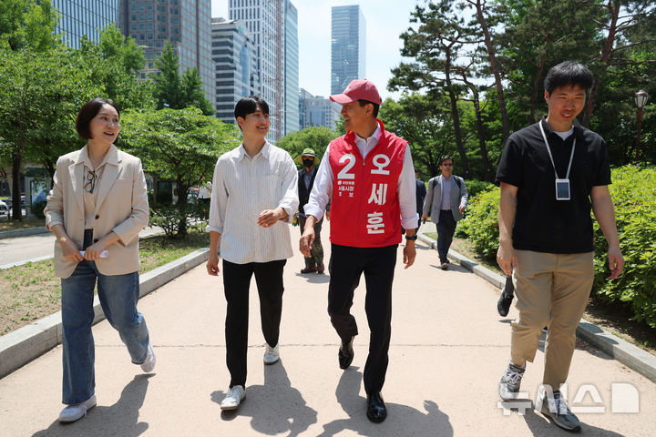 [서울=뉴시스] 고승민 기자 = 오세훈 국민의힘 서울시장 후보가 18일 서울 여의도공원에서 서울시 창업지원시설 입주 청년들과 함께 '오세훈과 함께 걸어요'를 진행하며 대화하고 있다. 2026.05.18. kkssmm99@newsis.com