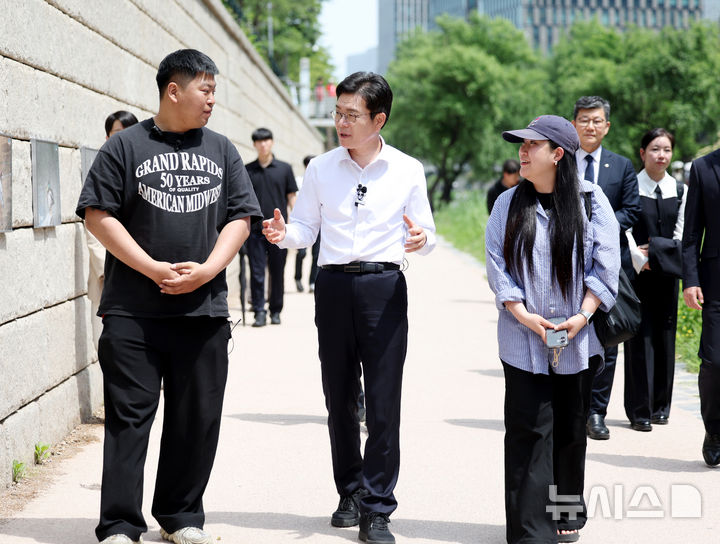 [서울=뉴시스] 김진아 기자 =정원오 더불어민주당 서울시장 후보가 18일 서울 종로구 청계천에서 열린 '찾아가는 서울人터뷰 '청년 서울살이편'에서 청년들과 대화하고 있다. 2026.05.18. bluesoda@newsis.com