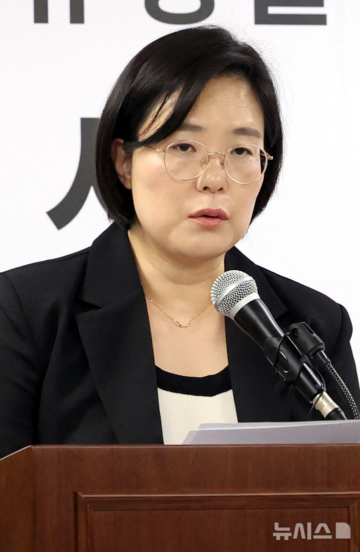 [과천=뉴시스] 박주성 기자 = 권창영 2차 종합특검팀 김지미 특검보가 18일 경기 과천시 2차 종합특검 사무실에서 브리핑을 하고 있다. 2026.05.18. park7691@newsis.com