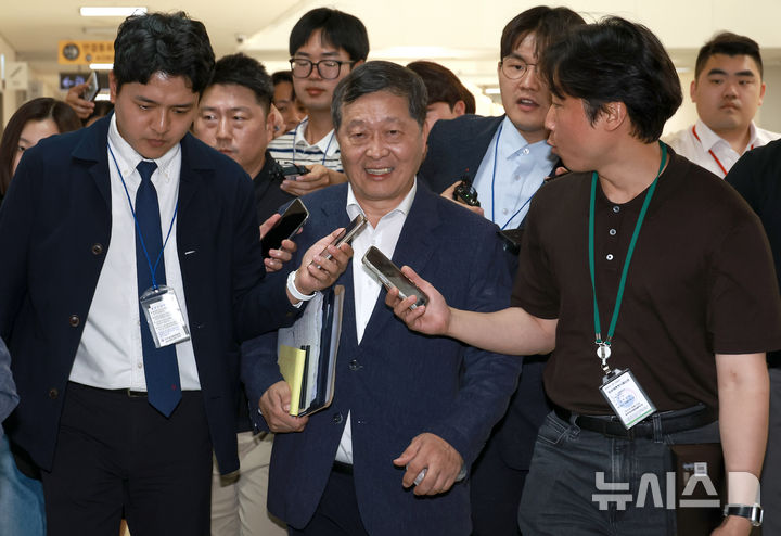 [세종=뉴시스] 강종민 기자 = 박수근 중앙노동위원장이 18일 정부세종청사 중앙노동위원회에서 열린 삼성전자 노사 간의 2차 사후조정 오후 회의에 들어가며 취재진 질문에 답하고 있다. (공동취재) 2026.05.18. photo@newsis.com