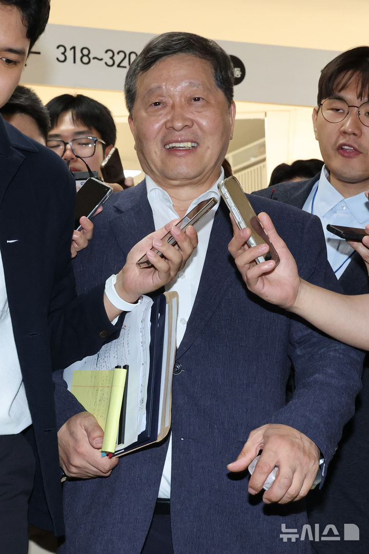 [세종=뉴시스] 강종민 기자 = 박수근 중앙노동위원장이 18일 정부세종청사 중앙노동위원회에서 열린 삼성전자 노사 간의 2차 사후조정 오후 회의에 들어가며 취재진 질문에 답하고 있다. (공동취재) 2026.05.18. photo@newsis.com