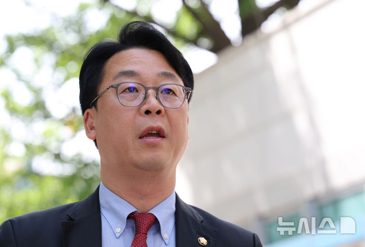 [서울=뉴시스] 전신 기자 = 곽규택 국민의힘 클린선거본부장이 18일 서울 종로구 서울경찰청에서 정원오 더불어민주당 서울시장 후보에 대해 폭행 전과에 대한 5·18 관련 허위 해명에 따른 '공직선거법상 허위사실공표죄' 및 김재섭·주진우 의원 고발 관련 '형법상 무고죄' 혐의로 고발장을 제출한 뒤 발언하고 있다. 2026.05.18. photo1006@newsis.com