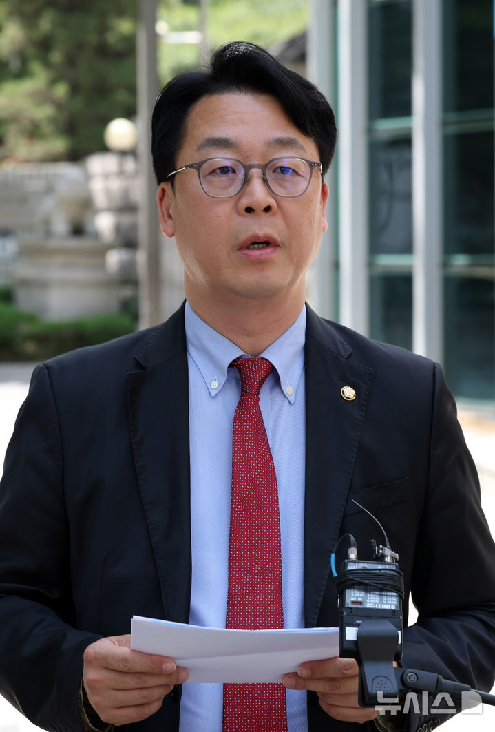 [서울=뉴시스] 전신 기자 = 곽규택 국민의힘 클린선거본부장이 18일 서울 종로구 서울경찰청에서 정원오 더불어민주당 서울시장 후보에 대해 폭행 전과에 대한 5·18 관련 허위 해명에 따른 '공직선거법상 허위사실공표죄' 및 김재섭·주진우 의원 고발 관련 '형법상 무고죄' 혐의로 고발장을 제출한 뒤 발언하고 있다. 2026.05.18. photo1006@newsis.com
