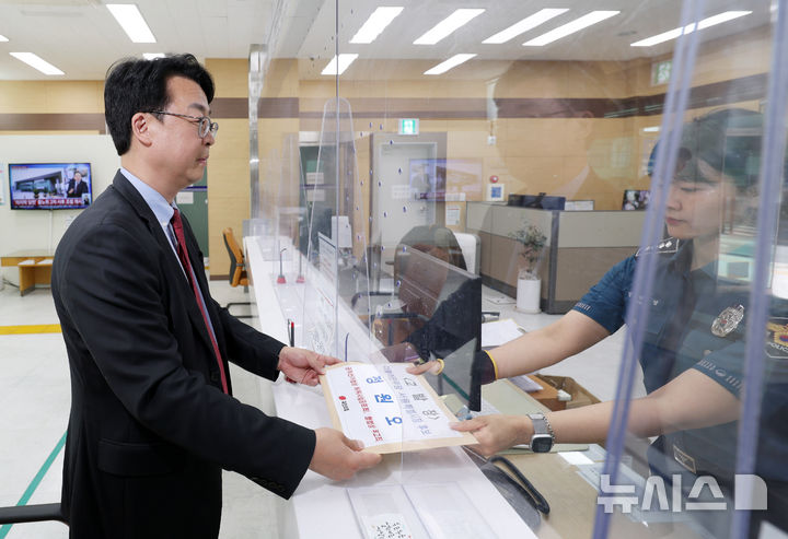 [서울=뉴시스] 전신 기자 = 곽규택 국민의힘 클린선거본부장이 18일 서울 종로구 서울경찰청에서 정원오 더불어민주당 서울시장 후보에 대해 폭행 전과에 대한 5·18 관련 허위 해명에 따른 '공직선거법상 허위사실공표죄' 및 김재섭·주진우 의원 고발 관련 '형법상 무고죄' 혐의로 고발장을 제출하고 있다. 2026.05.18. photo1006@newsis.com