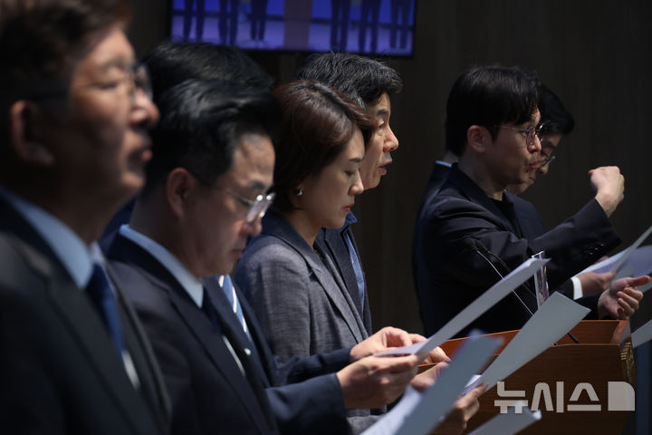 [서울=뉴시스] 고승민 기자 = 윤건영 등 더불어민주당 행정안전위원회 위원들이 18일 서울 여의도 국회 소통관에서 삼성역 철근누락 사건 등 서울시의 안전불감증 관련 기자회견을 하고 있다. 2026.05.18. kkssmm99@newsis.com