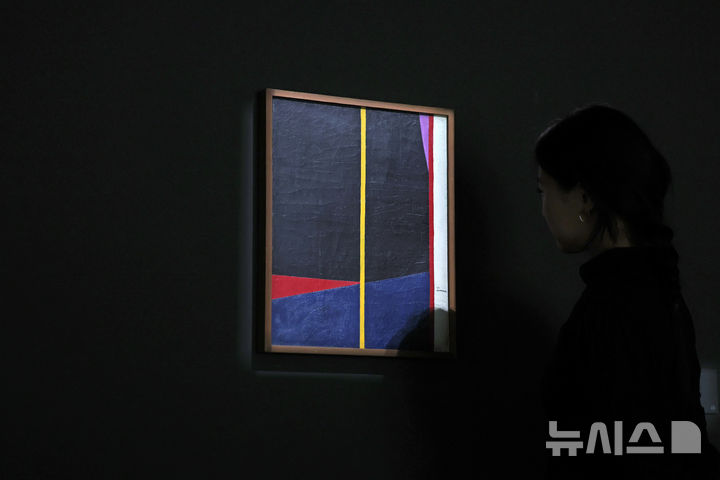 [서울=뉴시스] 박진희 기자 = 서울시립미술관은 18일 서울 중구 서울시립미술관 본관에서 한국 추상 미술의 선구자 유영국(19162002) 탄생 110주년을 기념하여 유영국미술문화재단과 조선일보사와 함께 회고전 '유영국: 산은 내 안에 있다' 기자간담회를 갖고 작가의 60여 년 화업을 선보이고 있다. 2026.05.18. pak7130@newsis.com