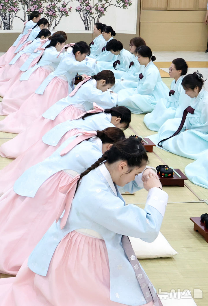  [부산=뉴시스] 하경민 기자 = 제54회 성년의 날인 18일 부산 사상구 부산시여성문화회관 대강당에서 열린 '전통 성년례'에 참가한 남녀 성년자들이 큰절을 하고 있다. 2026.05.18. yulnetphoto@newsis.com