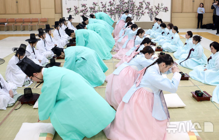  [부산=뉴시스] 하경민 기자 = 제54회 성년의 날인 18일 부산 사상구 부산시여성문화회관 대강당에서 열린 '전통 성년례'에 참가한 남녀 성년자들이 큰절을 하고 있다. 2026.05.18. yulnetphoto@newsis.com