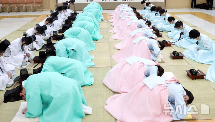  [부산=뉴시스] 하경민 기자 = 제54회 성년의 날인 18일 부산 사상구 부산시여성문화회관 대강당에서 열린 '전통 성년례'에 참가한 남녀 성년자들이 큰절을 하고 있다. 2026.05.18. yulnetphoto@newsis.com
