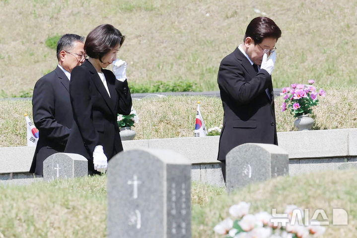 [광주=뉴시스] 고범준 기자 = 이재명 대통령과 김혜경 여사가 18일 광주 북구 국립5·18민주묘지에서 눈물을 닦으며 이동하고 있다. 2026.05.18. bjko@newsis.com